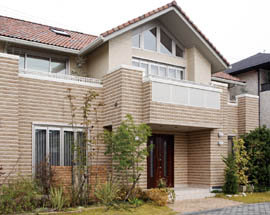 タイルで外壁をリフォームした住宅（メーカー掲載素材）